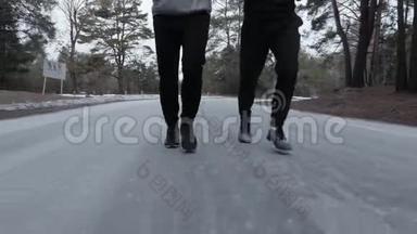 这段视频是关于两个运动员朝公园里的摄像机跑去。 近距离射击。 跑鞋